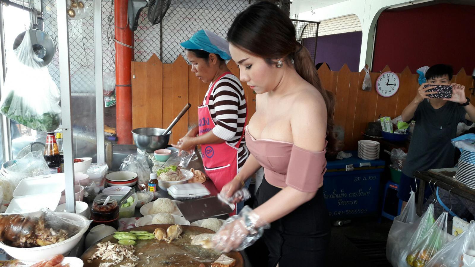 Chưa kịp nổi tiếng, thạc sĩ bán cơm gà đã bị cư dân mạng vùi dập vì ăn mặc phản cảm và làm lố quá đà